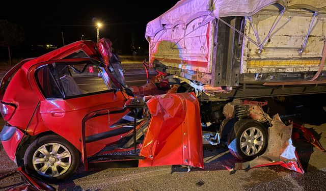 TIR'a arkadan çarpan otomobilin sürücüsü öldü