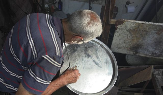 58 yıllık kalay ustası mesleğini yaşatmaya çalışıyor