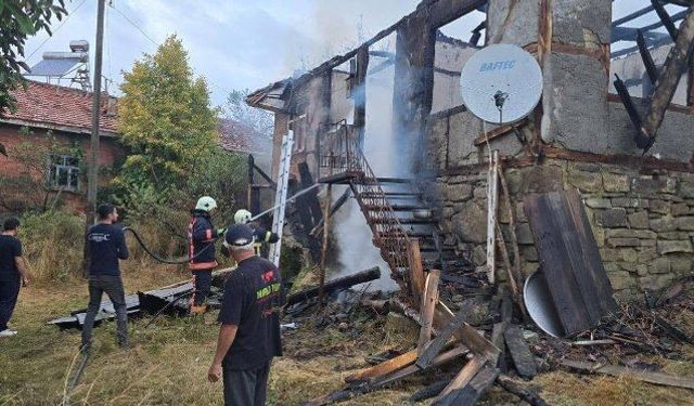 Çorum'da ev yangında kullanılamaz hale geldi
