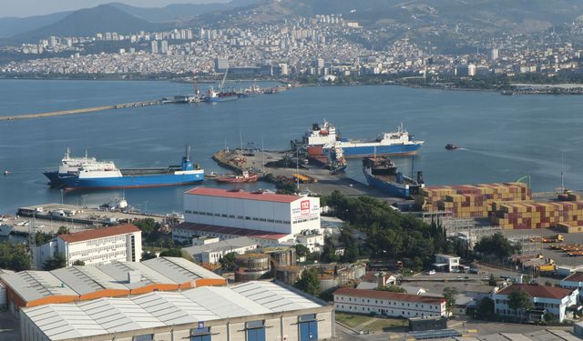 Dron saldırısında hasar gören 'Nadezhda' isimli gemi Samsun Limanı'na çekildi