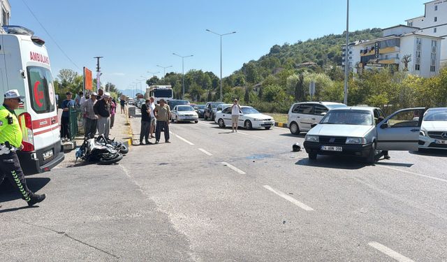 Motosikletin otomobile çarptığı kaza kamerada; 2 yaralı