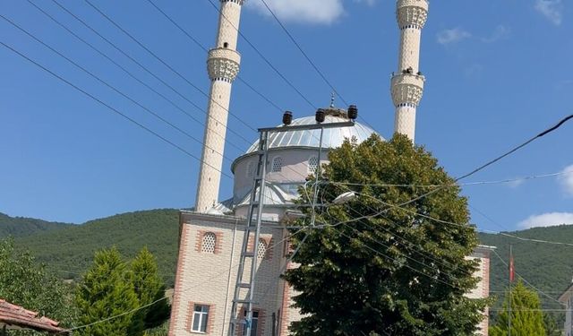 Muhtarlık anons sistemindeki tadilat sırasında cami hoparlörlerinden müzik sesleri yükseldi
