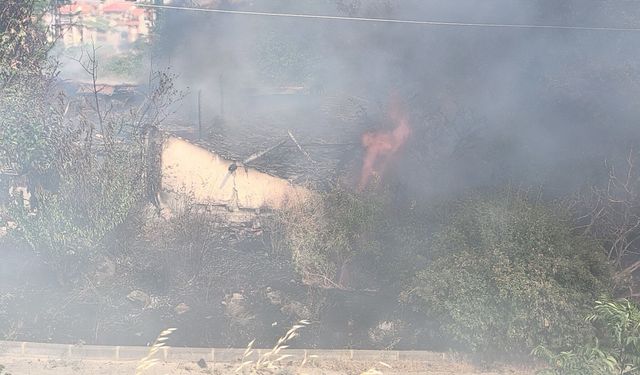 Otluk alanda çıkıp metruk binaya sıçrayan yangın söndürüldü