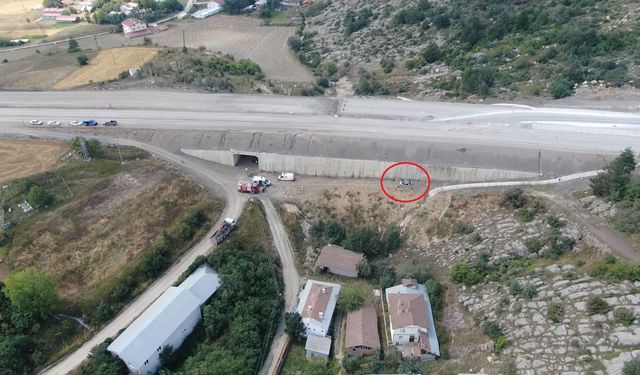 Otomobil, 15 metreden uçtu; sürücü öldü, eşi ve 2 çocuğu yaralandı