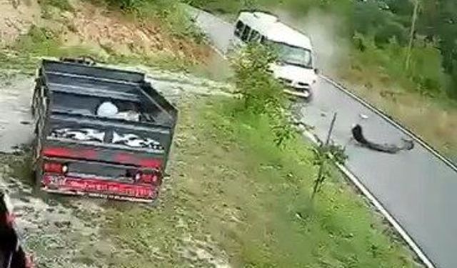 Otomobil ile işçi servisinin çarpıştığı kaza kamerada: 4 yaralı