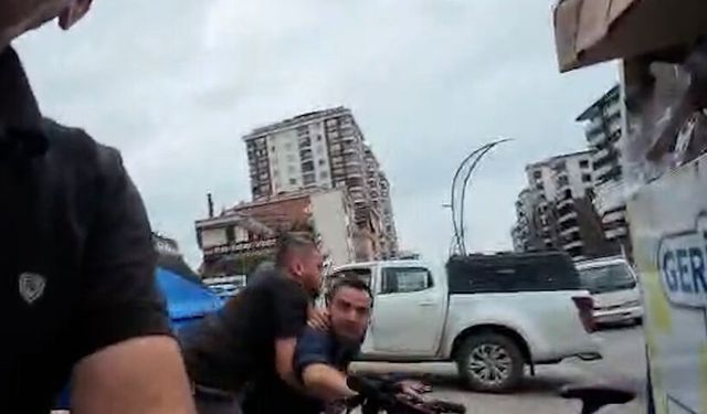 Otomobilden inen 2 kişinin tartıştıkları bisikletliyi darbettiği anlar kamerada
