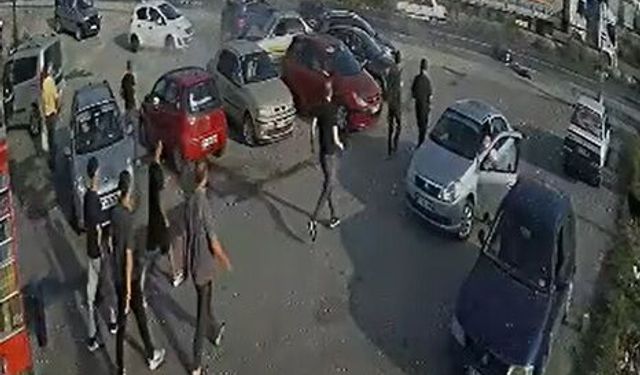 Otomobilin, önce motosiklete ardından park halindeki 5 araca çarptı kaza kamerada; 3 yaralı