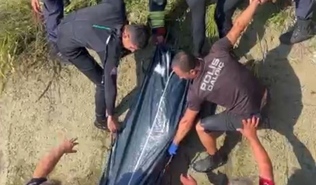 Sulama kanalına devrilen kamyonetin sürücüsü öldü, kuzeni yaralı kurtarıldı (2)