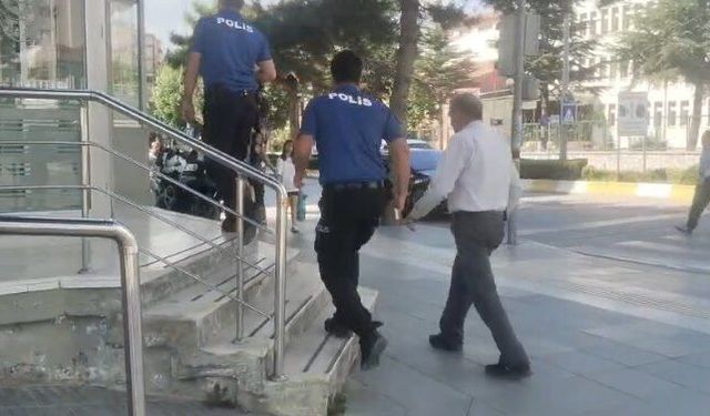 Telefon dolandırıcılarını yakalatmak için polis korumasında buluşma adresine gitti