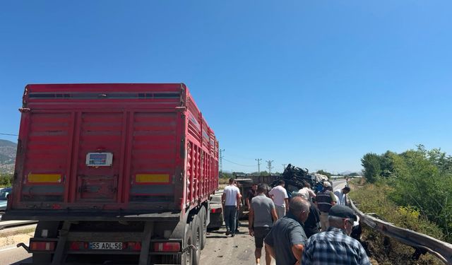 TIR ile çarpışan traktörün sürücüsü yaralandı