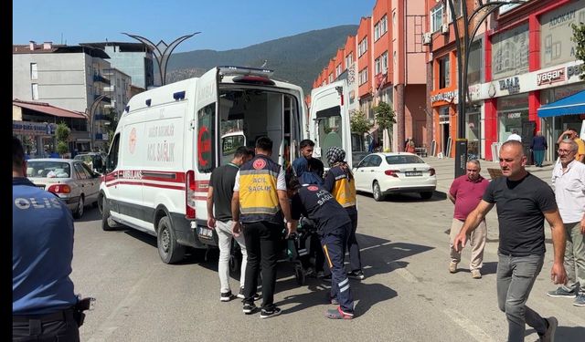 Yaya geçidinde otomobilin çarptığı yaya yaralandı