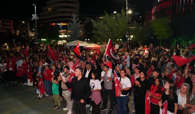 Yüzlerce kişi Türk bayrakları ve meşalelerle yürüdü