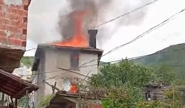 2 katlı ev ve hasat edilen fındıklar yandı