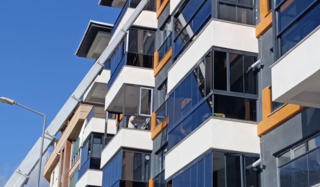 3'üncü kattan düşen 3 yaşındaki çocuk ağır yaralandı