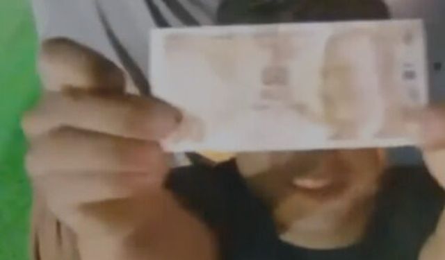 Aldıkları ekmeğin parasını kameraya gösterip ekmek dolabına bıraktı