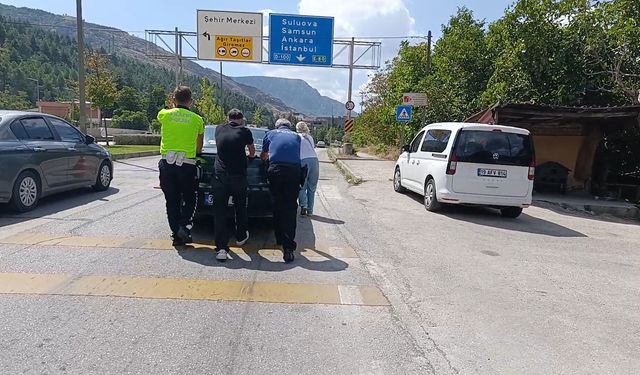 Amasya'da yolda kalan sürücünün yardımına polisler koştu