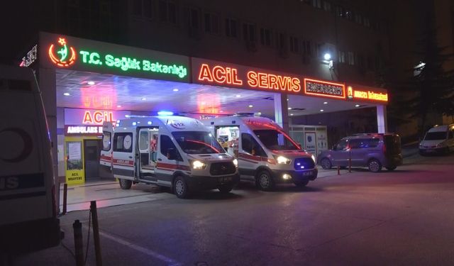 Arızalanan TIR'ı tamir ederken otomobil çarptı; 1 ağır yaralı