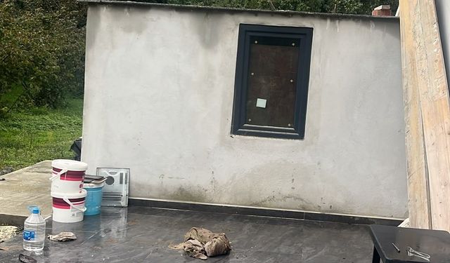 Çatı tamiri için çıktığı merdivenden düşen 65 yaşındaki adam ağır yaralandı