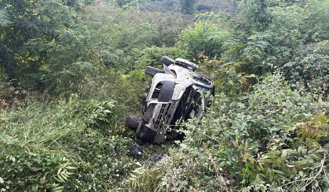 Kontrolden çıkan hafif ticari araç devrildi: 1 yaralı