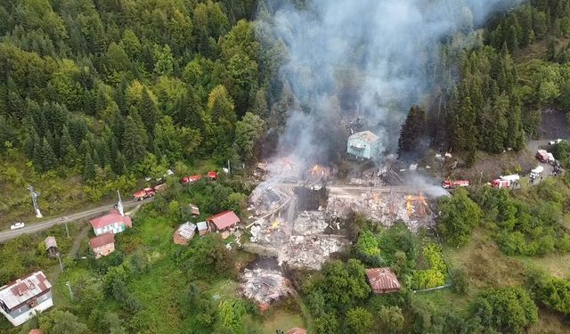 Köyde, evde çıkan yangın bitişiktekilere de sıçradı (2)