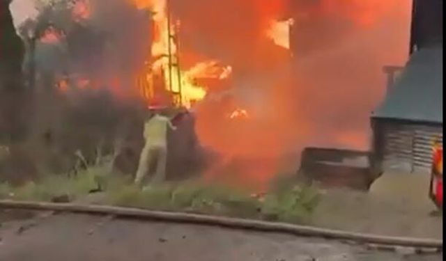 Köyde, evde çıkan yangın bitişiktekilere de sıçradı