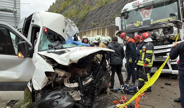Minibüs ile TIR çarpıştı: 1 ölü, 11 yaralı