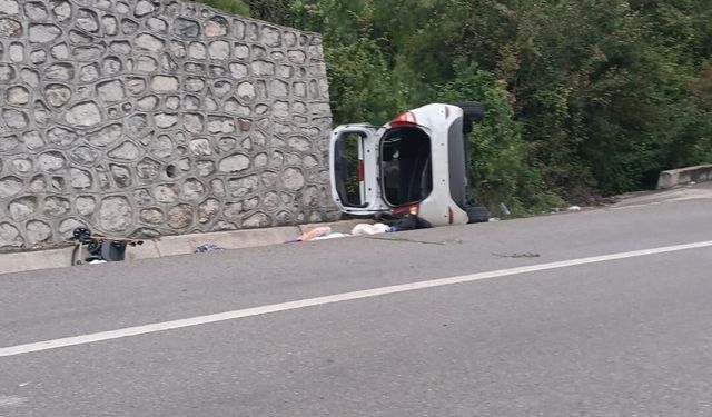Otomobil istinat duvarına çarptı; müzik öğretmeni Cansu öldü, kayınpederi ve bebeği yaralı