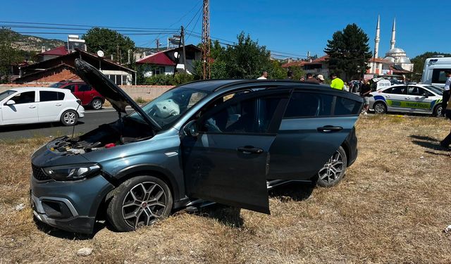Otomobil, şerit değiştiren traktöre çarpmamak için refüje çıktı: 8 yaralı