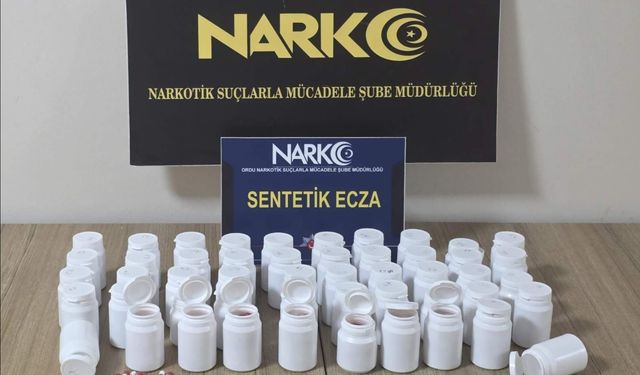 Otomobilde 3 bin 64 uyuşturucu hap ele geçirildi: 2 tutuklama