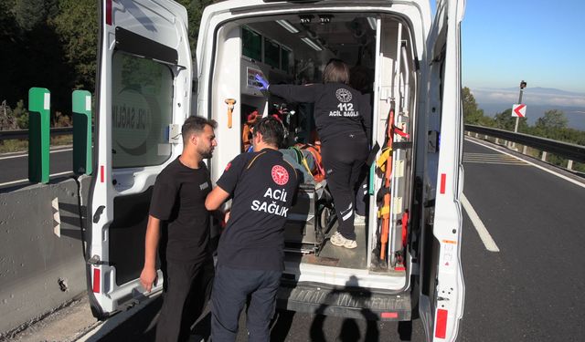 Otomobilin çarptığı Karayolları işçisi ağır yaralandı