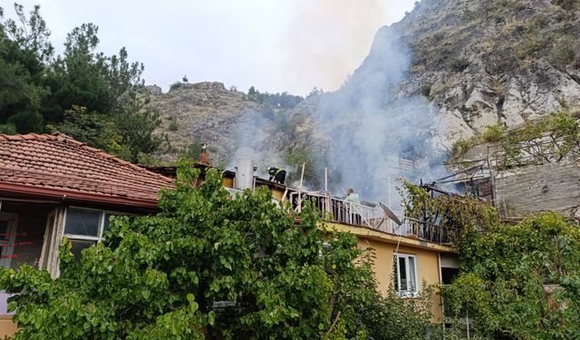 Pekmez yapmak için yakılan ocaktan çıkan yangını, tatbikata giden itfaiyeciler söndürdü