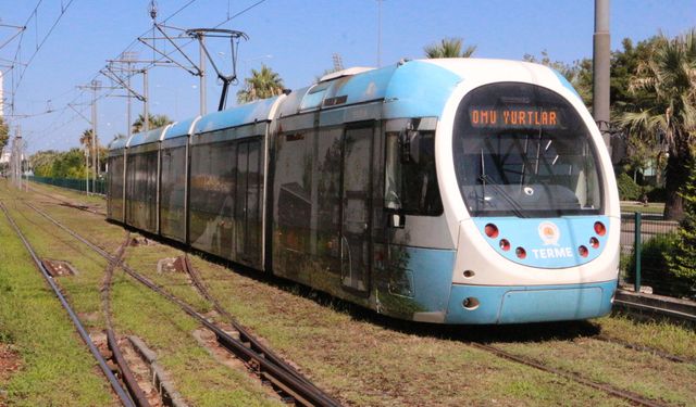 Raylara atlayan küçük kızı tişörtünden çekerek kurtardı