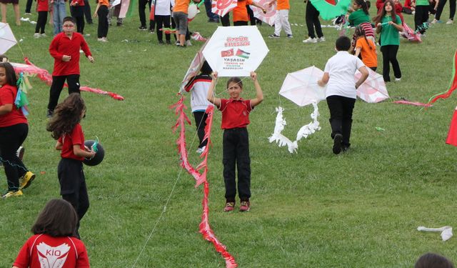 Samsun'da öğrenciler, uçurtmalarını Gazzeli çocuklar için uçurdu