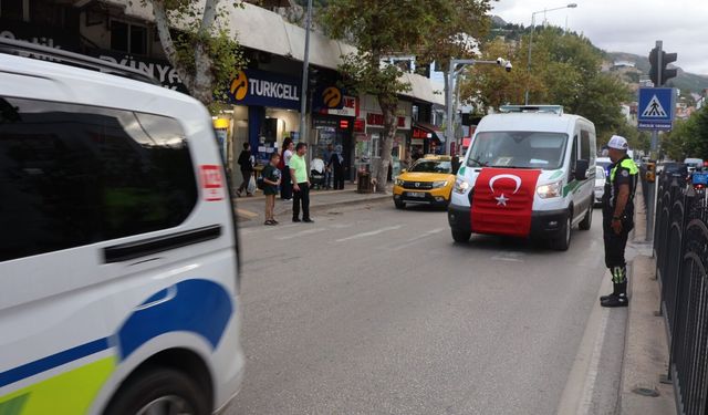 Şehit polisin cenazesini meslektaşları selam vererek uğurladı