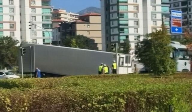 Seyir halindeki TIR'ın dorsesinin koptuğu anlar kamerada