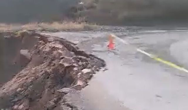 Tokat'ta heyelan; köy yolunun çökme anı kamerada