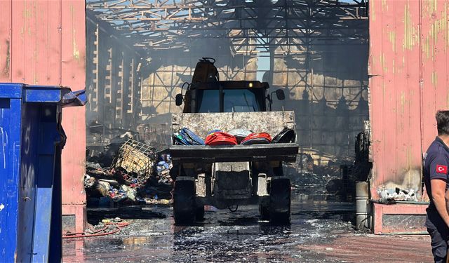 Yanan geri dönüşüm tesisindeki hasar dronla görüntülendi