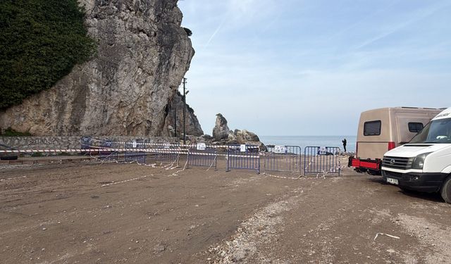 Amasra'da yola kaya parçaları düştü