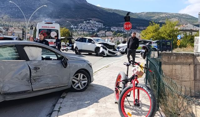 Amasya'da iki otomobil çarpıştı: 2 yaralı