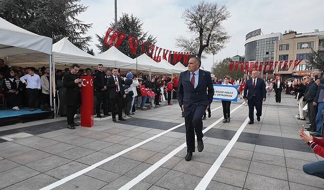Beden eğitimi öğretmeninin tören yürüyüşü alkış topladı