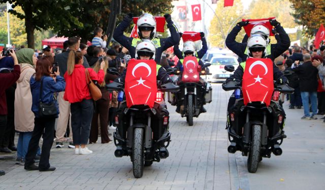 Bolu'da komandolar marşlarla caddeyi inletti