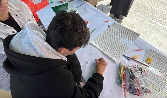 Çocuklar resimlerini Gazzeli çocuklar için yaptı
