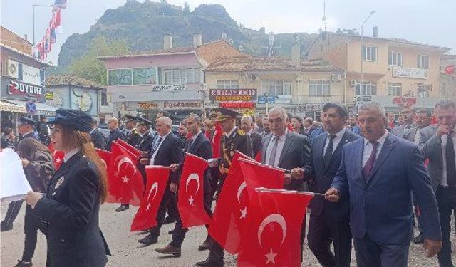 Çorum'da 103 metrelik bayrakla 'Cumhuriyet Yürüyüşü' düzenlendi