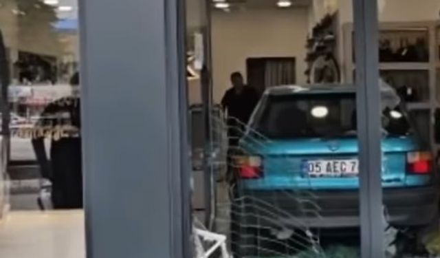 Çorum'da otomobil mağazaya girdi