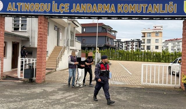 Evden hırsızlık yapan 2 kişi tutuklandı