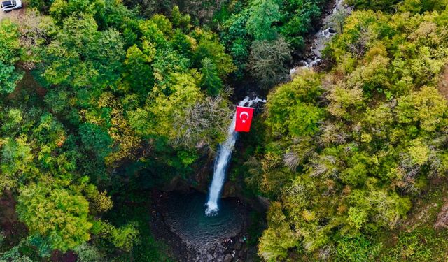 Giresun'da şelale üzerinde Cumhuriyet kutlaması