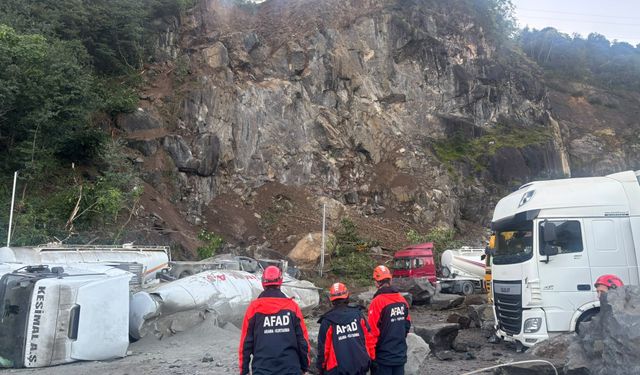 Hopa'da TIR parkında heyelan: 1 ölü