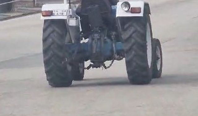 Kafasına taktığı dubayla traktörle trafikte ilerledi