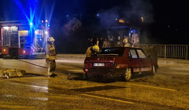 Kavşaktan dönen otomobilin motor kısmı alev aldı