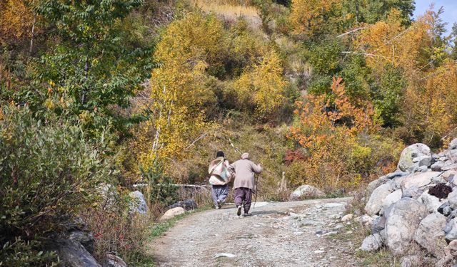 Kayaların üzerine kurulan köyde sonbahar manzarası / Ek fotoğraflar